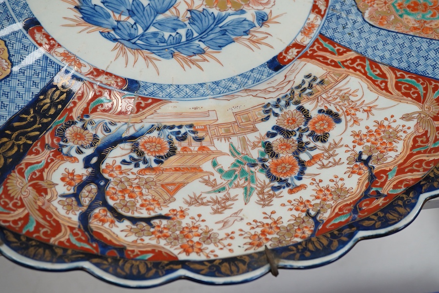 A large Japanese Imari charger, Meiji period (1868-1912), 62cm